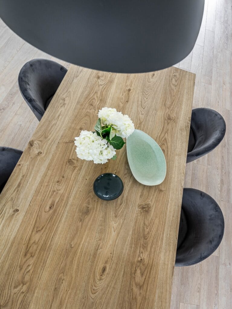 16_azuolo_valgomojoa_stalas_interjeras_pilkos_kedes