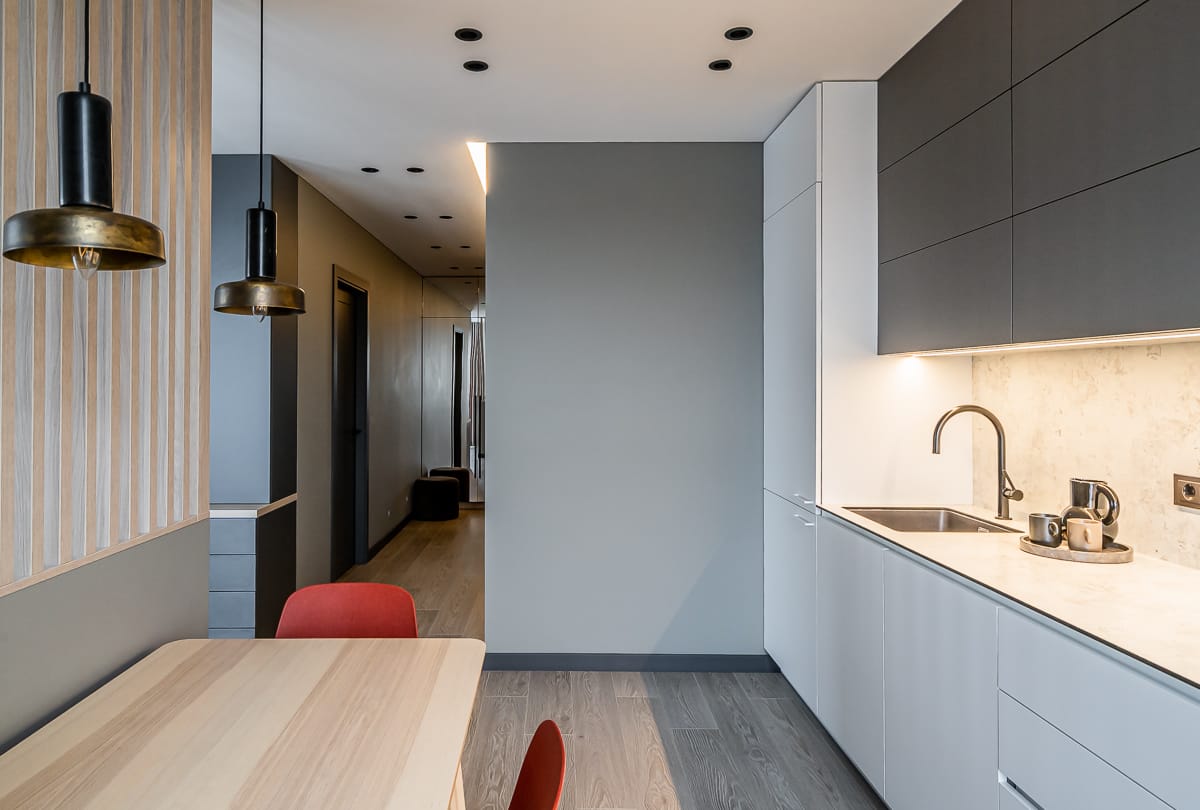 buto_interjeras_pilaite_balta_pilka_virtuve