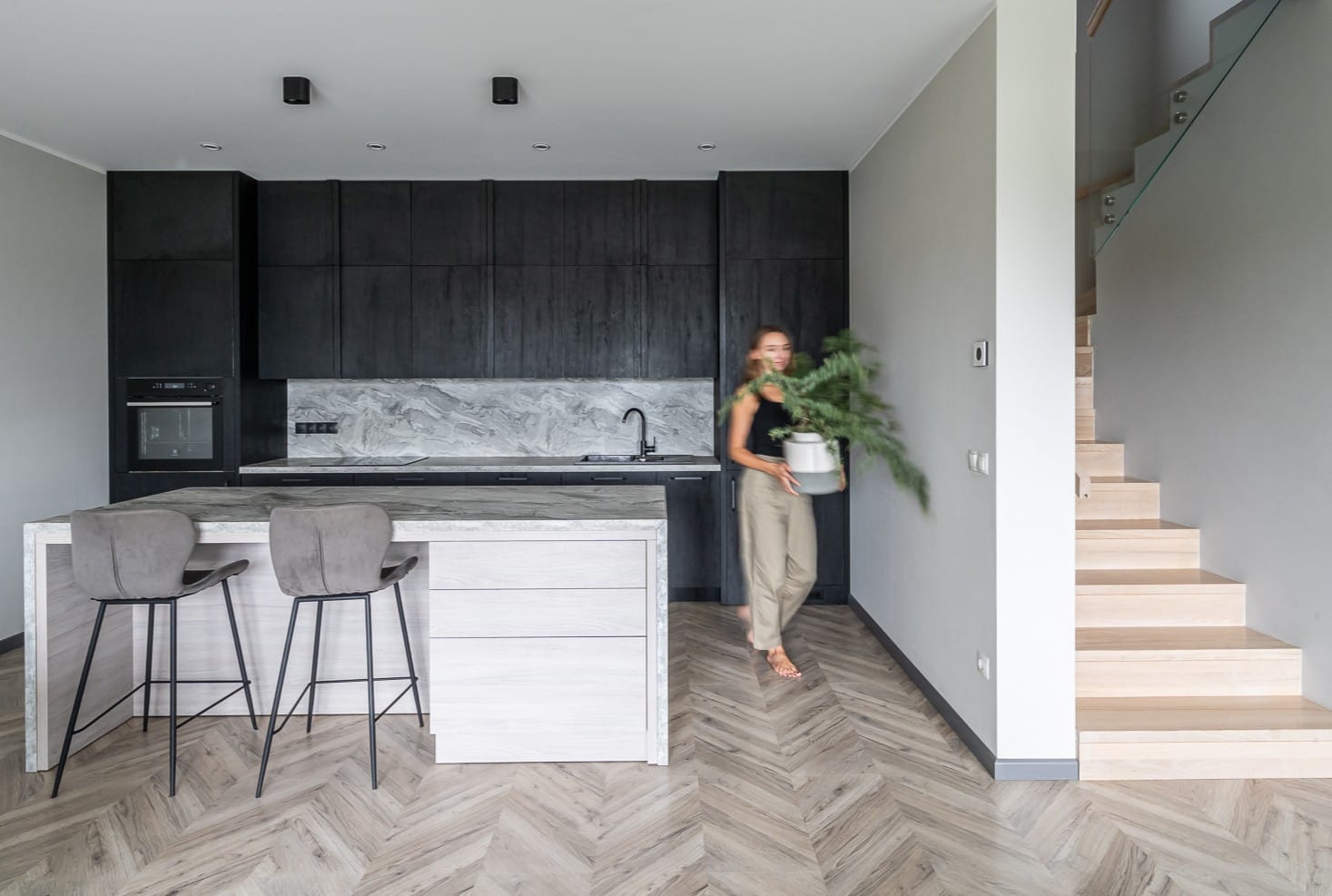 namo_interjeras_juoda_virtuve_eglutes_parketas