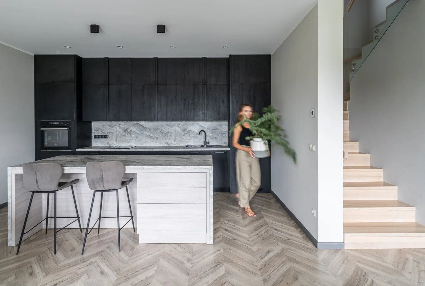 namo_interjeras_juoda_virtuve_eglutes_parketas