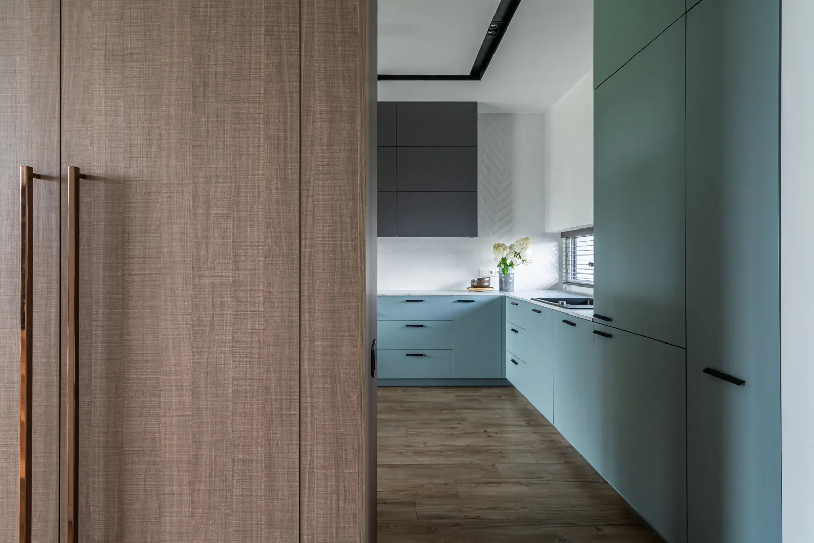 namo_interjeras_virtuve_juodi_akcentai_indre_rozeniene