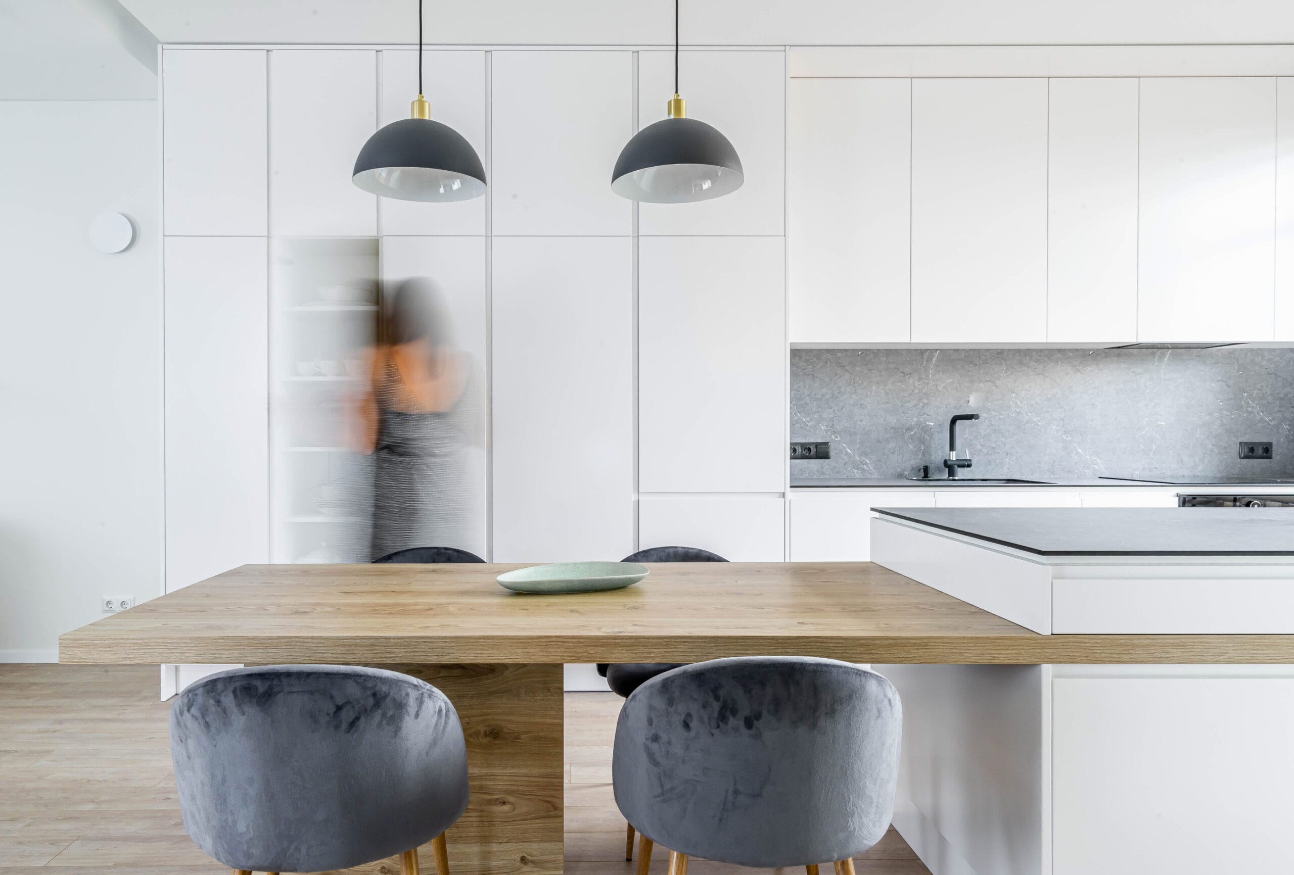 studija_baltas_namas_interjero_dizainas_modernus_skandinaviskas_balta_virtuve_azuolas