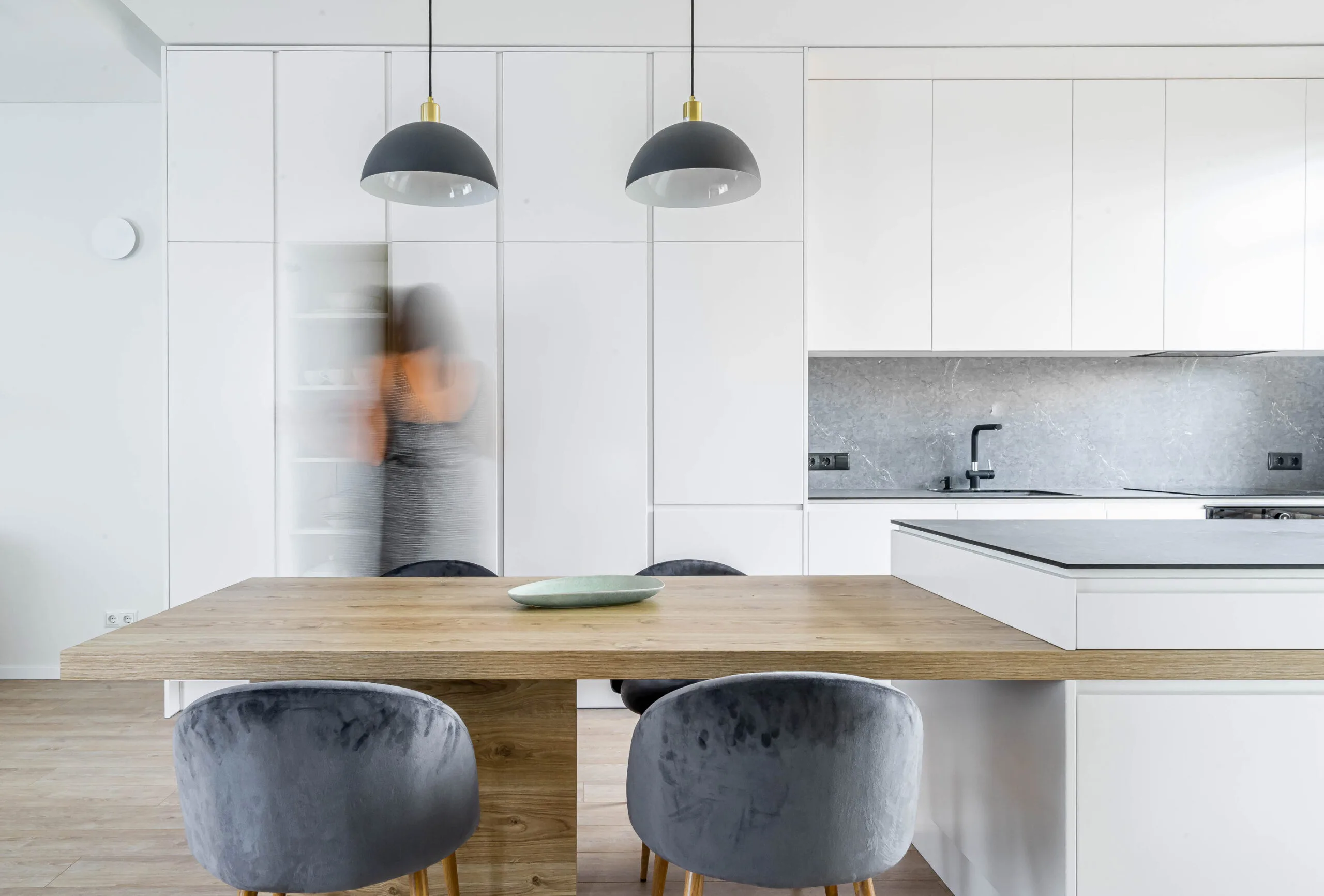 studija_baltas_namas_interjero_dizainas_modernus_skandinaviskas_balta_virtuve_azuolas