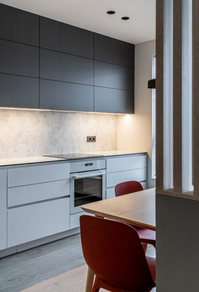 01_moderni-maza_virtuve_su-tamsiomis_spintelemis_ir_raudonomis_kedemis