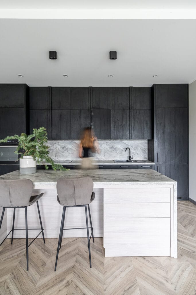 03_namo_interjero_projektas_vilniuje_degintas_medis_virtuves_fasadai_