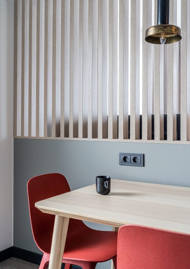 03_virtuves_interjeras_raudonos_kedes_studija_baltas_namas_vilnius