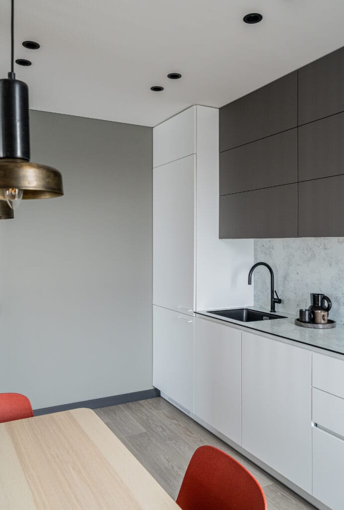 04_moderni-maza_virtuve_su-tamsiomis_spintelemis_ir_raudonomis_kedemis