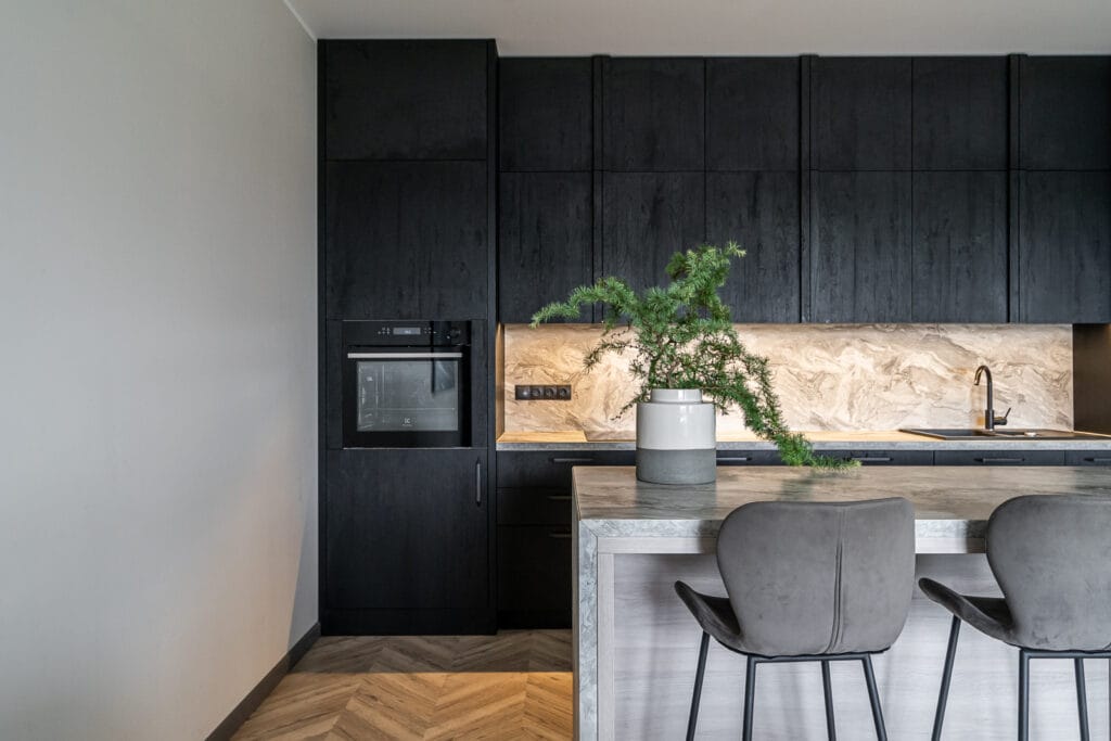 05_namo_interjeras_virtuves_spalvos_apsvietimas_salos_kedes