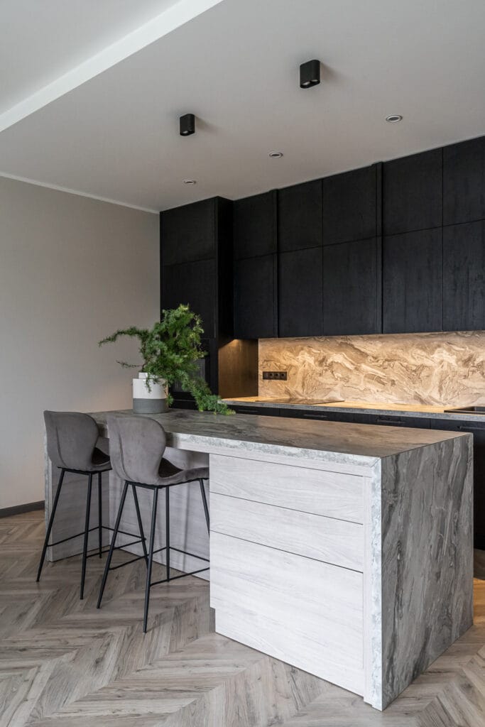 06_namo_namo_interjeras_spalvos_grindys_apsvietimas_sala