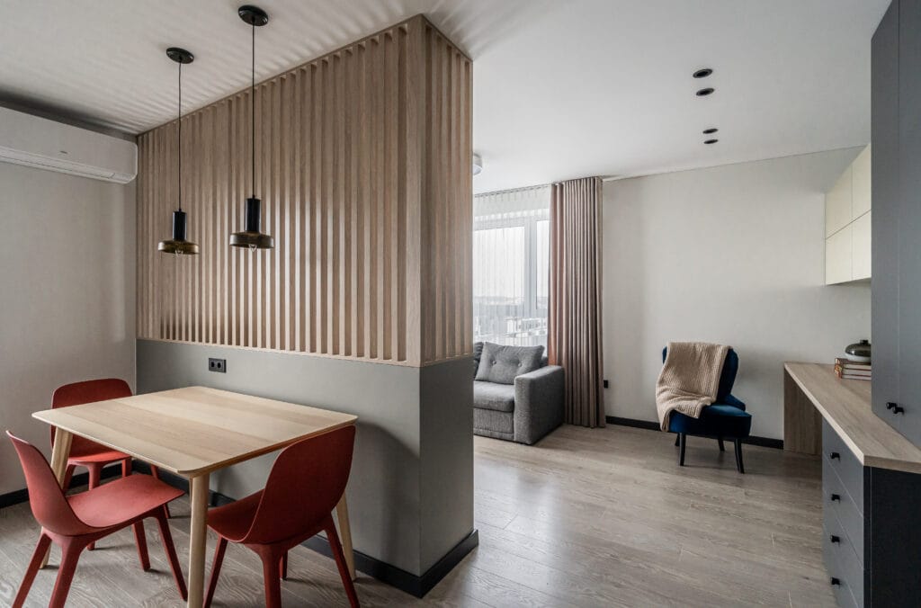 07_studija_baltas_namas_mazo_buto_interjeras_virtuve_svetaine_azurine_pertvara