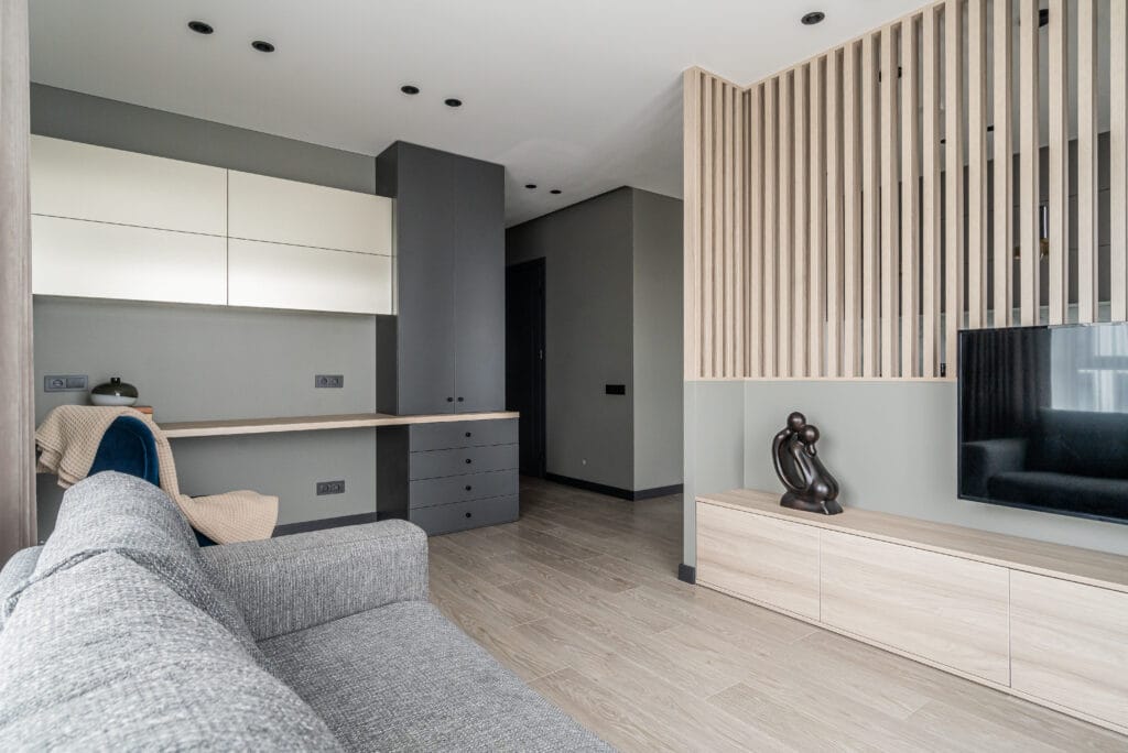 08_studija_baltas_namas_svetaine_azurine_medzio_pertvara_darbo_vieta_svetaineje