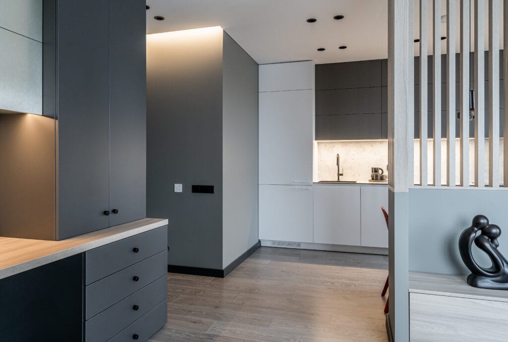 09_studija_baltas_namas_virtuves_svetaines_interjerjeras_azurine_medzio_pertara