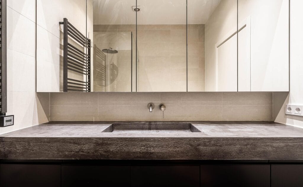 10_mazo_buto_interjeras_vonios_interjeras_betonas