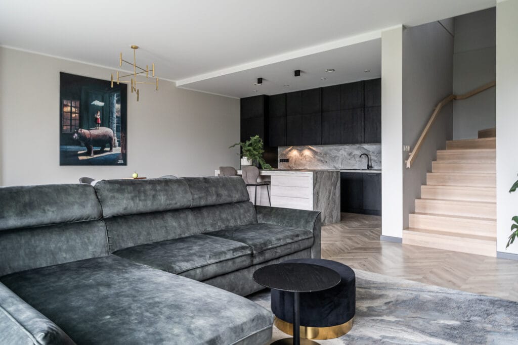 10_namo_interjeras_vilniuje_bendra_svetaine_virtuve_uosio_laiptai_eglutes_laminatas_zalia_sofa