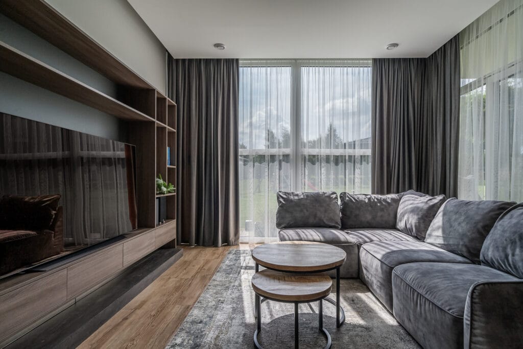 11_dvieju-aukstu-modernaus-namo-projektas-vilnius_skandinaviskas_interjeras_svetaine