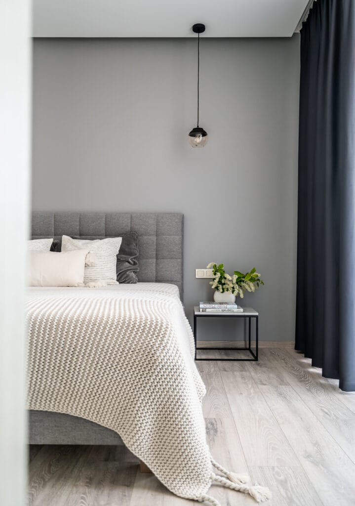11_miegamojo_interjeras_smelio_spalvos_lova_pilkos_sienos