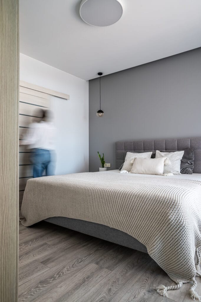 12_miegamojo_interjeras_stumdomos_drabuzines_durys