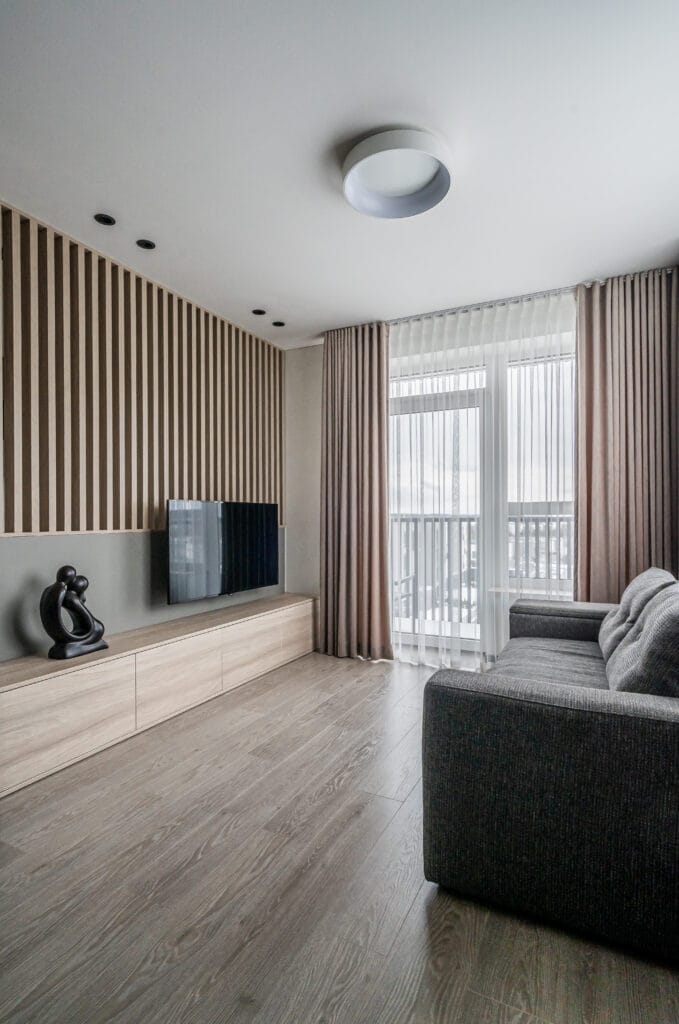 13_studija_baltas_namas_mazo_buto_interjeras_tv_siena_baldas_azurine_pertvara