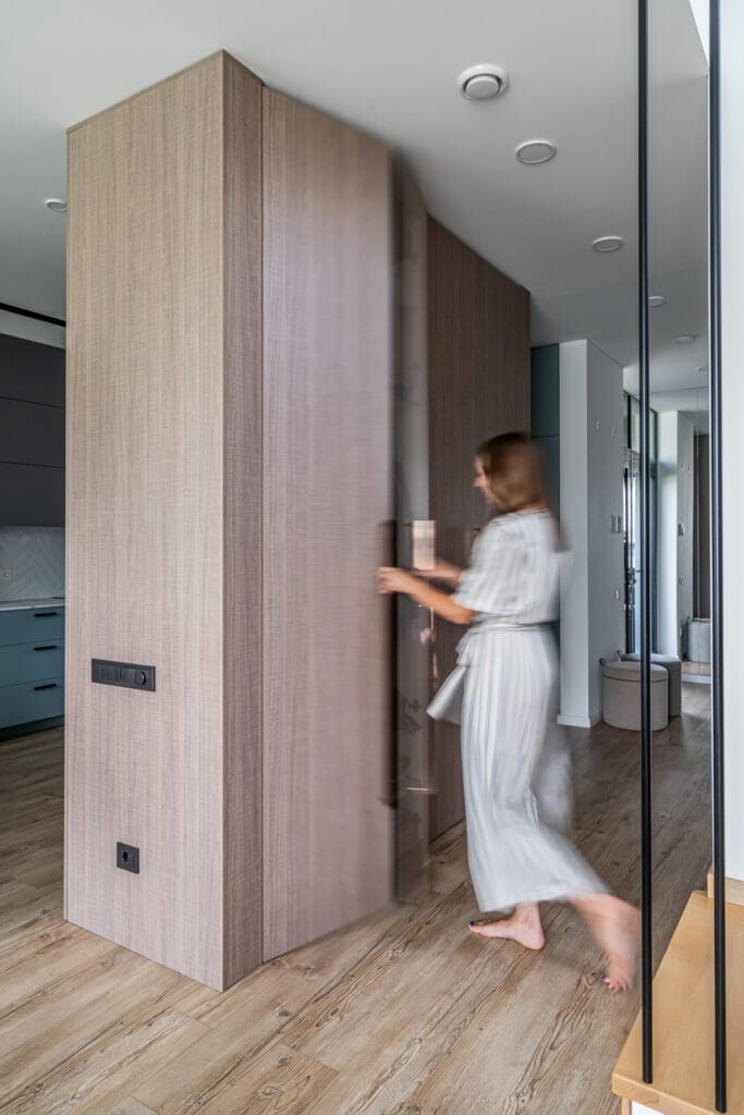 14_dvieju-aukstu-modernaus-namo-projektas-vilnius_medis_interjere_spinta