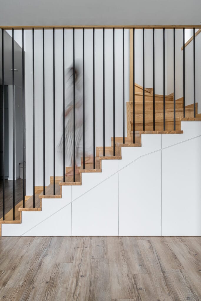 15_modernus_medzio_laiptai_interjeras_vilnius