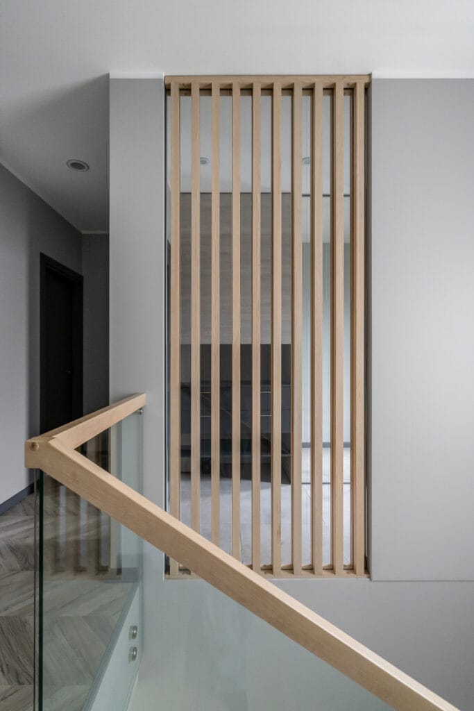 16_namo_interjeras_vilniuje_laiptine_su_s-stiklu_medzio_brusai_stiklo_tureklas