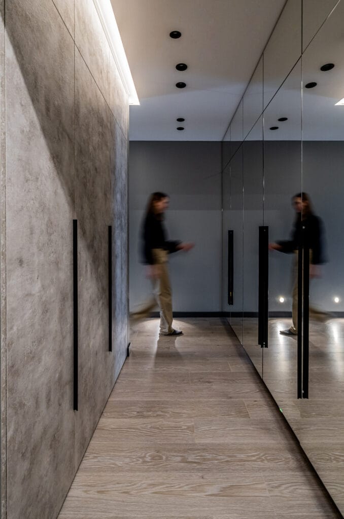 17_interjero_projektas_mazas_butas_koridoriaus_apsvietimas_architekte_indre_rozeniene