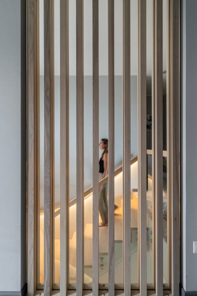 17_namo_interjeras_vilniaus_rajonas_uosio_laiptai_pertvara_is_brusu_apsvietimas