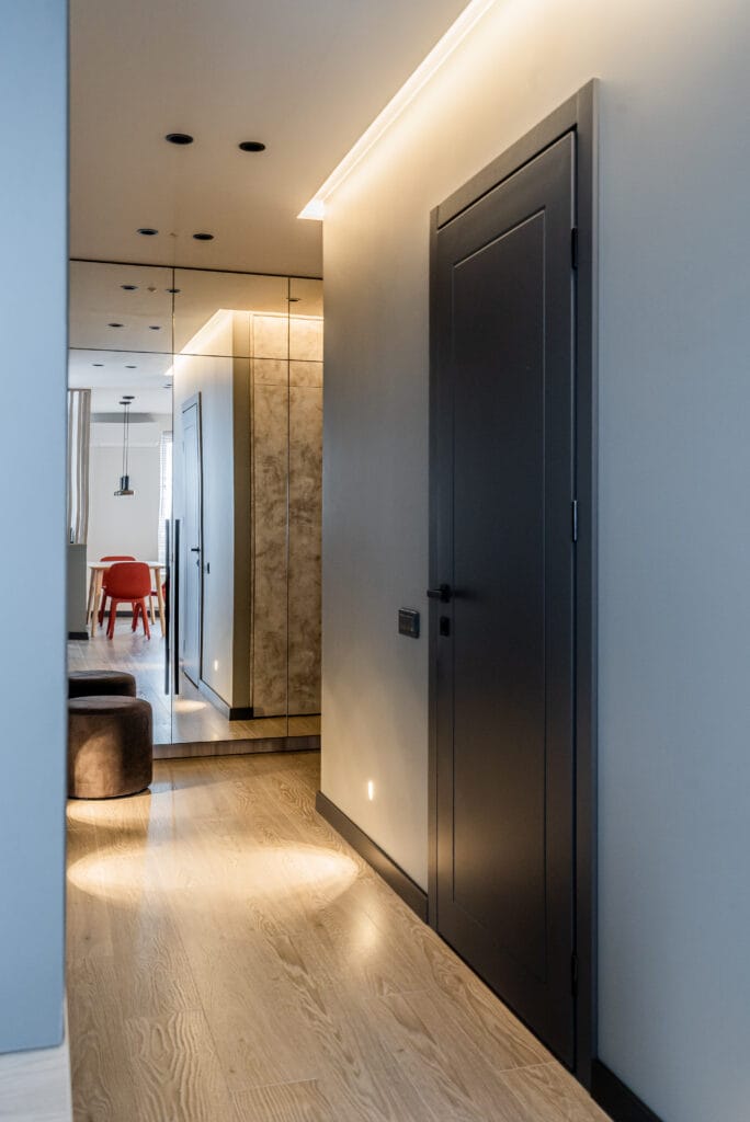 18_mazo_buto_interjeras_koridoriaus_spinta_veidrodis_apsvietimas_studija_baltas_namas