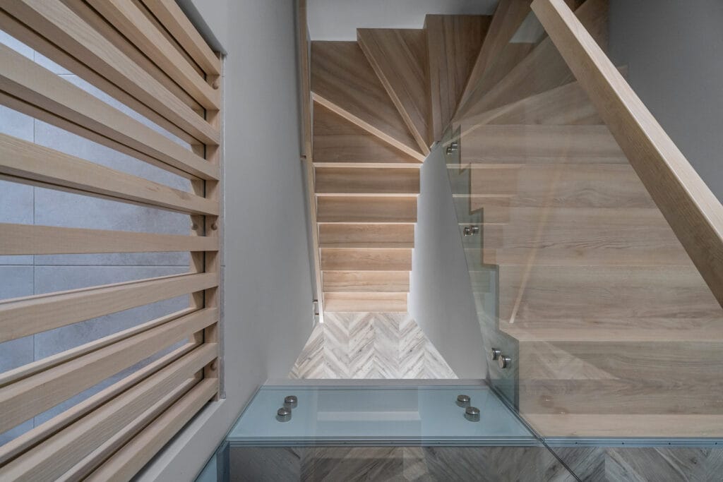18_namo_interjeras_vilniuje_laiptine_uosio_laiptai_stiklo_tureklai