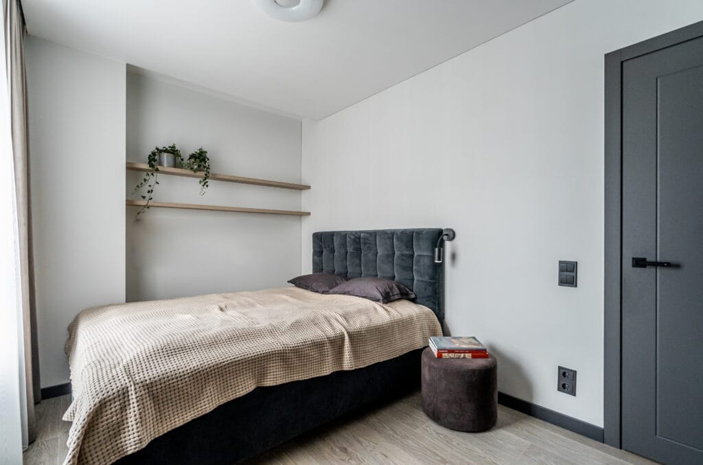 19_buto_interjeras_miegamasis_tamsi_lova_pilkos durys