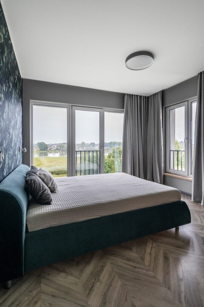 19_namo_interjeras_vilniuje_eglutes_grindys_miegamasis_zalia_lova_tapetas