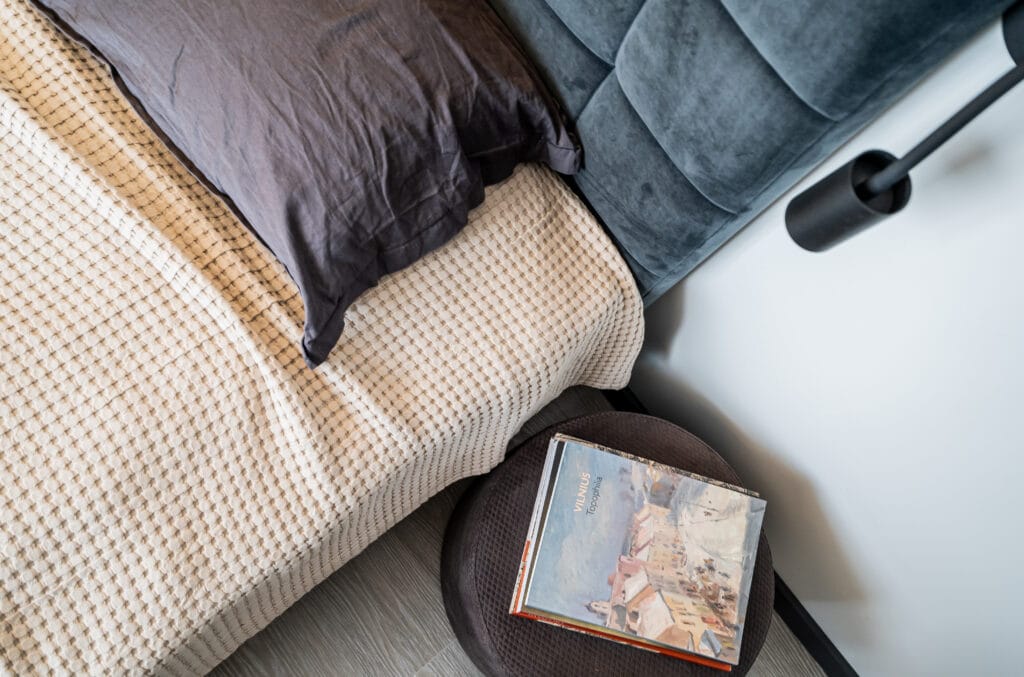 20_buto_interjeras_miegamasis_sviesios_sienos