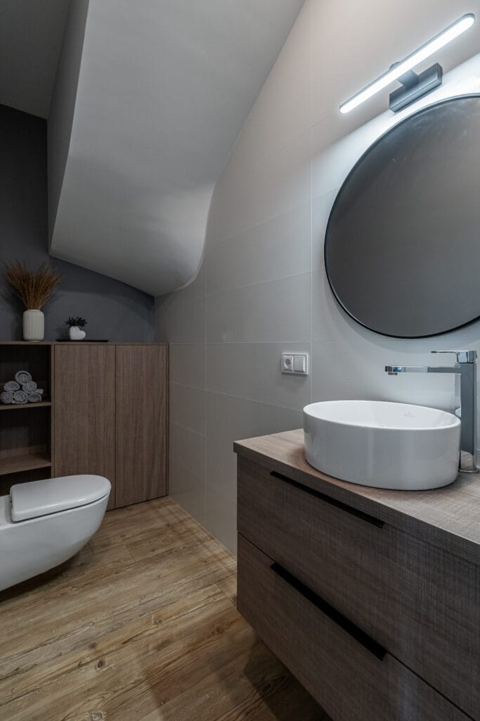 20_moderni_vonia_su_apvaliu_veidrodziu_po_slaitiniu_stogu