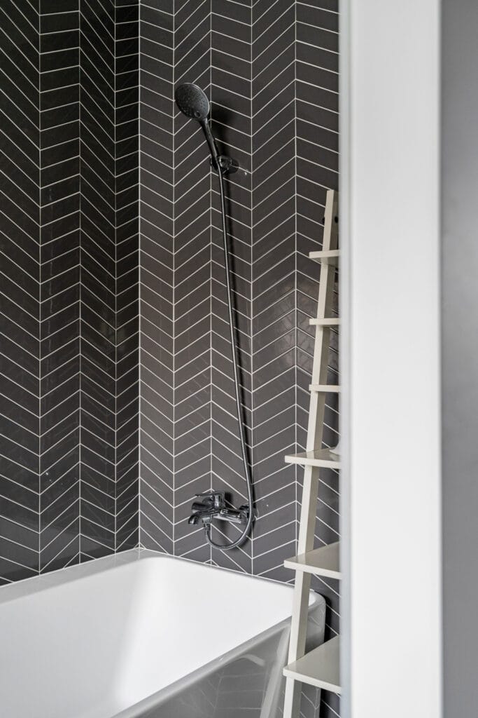 21_namo_interjeras_vilniuje_vonios_kambarys_skalbykla_tamsiai_pilkos_plyteles