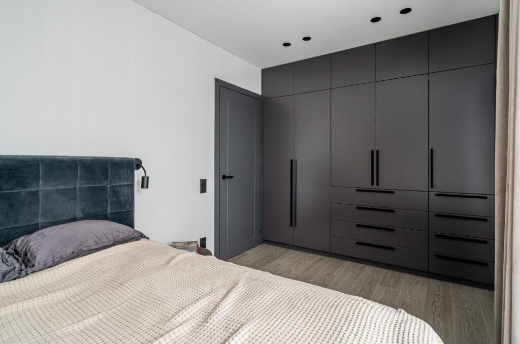 22_buto_interjeras_miegamasis_tamsi_spinta_pilos_durys