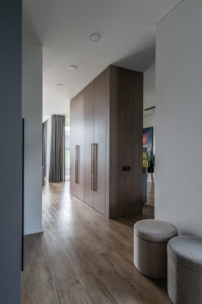 22_modernus_koridoriaus_interjeras_su_medine_spinta_vilniaus_rajonas
