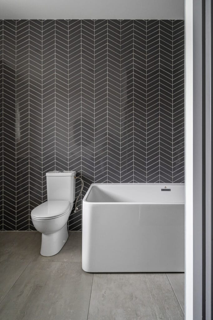 22_namo_interjeras_vilniuje_skandinaviskas_vonios_kambarys_pilkos_sienu_plyteles