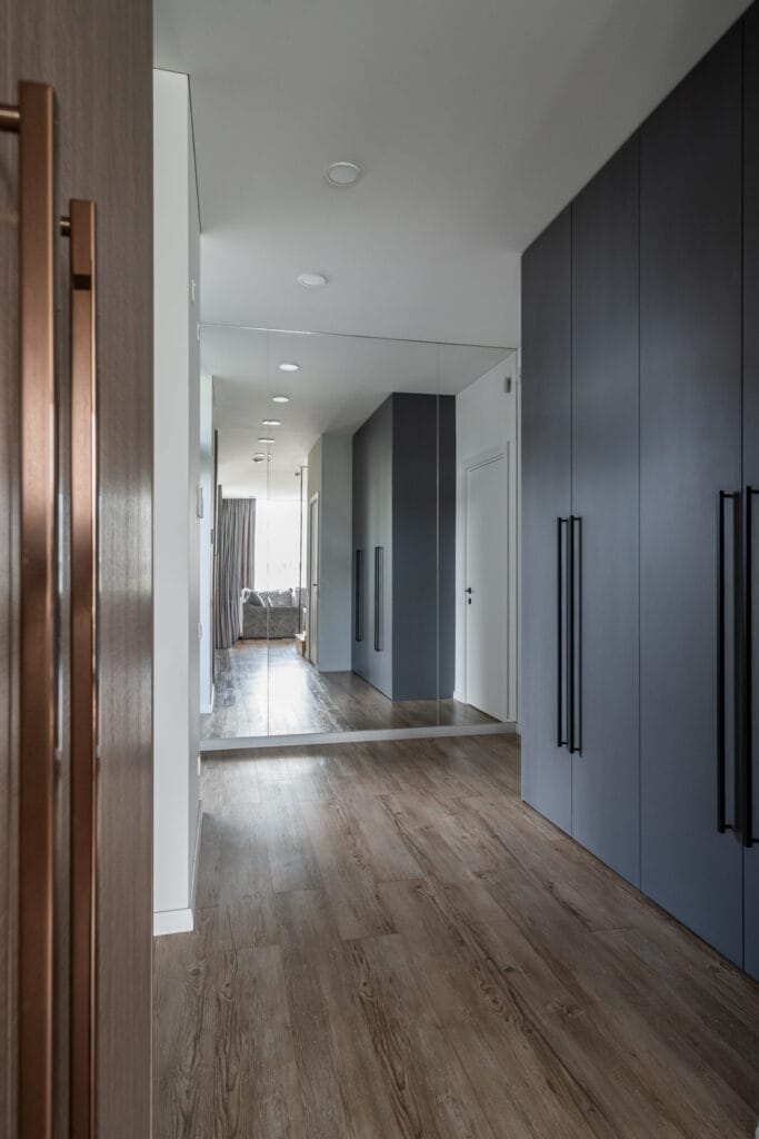 23_modernus_koridoriaus_interjeras_su_medine_spinta_name_vilniuje
