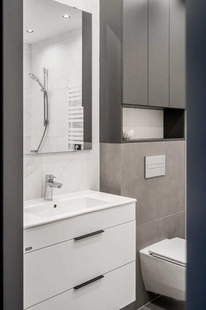 24_buto_interjeras_vonios_kambarys_baltos_plyteles_