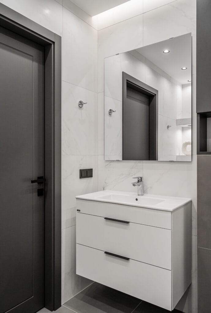 25_buto_interjeras_vonios_kambarys_baltos_plyteles