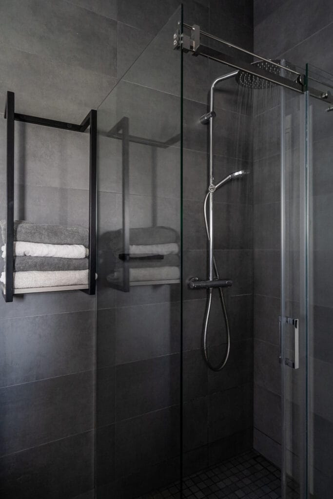 25_modernus_vonios_kambarys_su_dusu_pilkomis_plytelemis_name_vilniuje