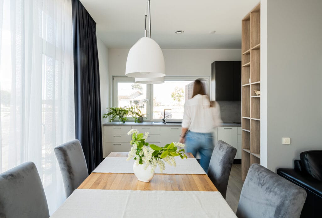 2_interjeras_utenoje_sviesus_namas_valgomojo_zona_bendra_virtuve_su_svetaine