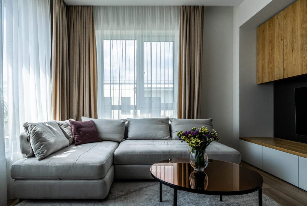 2_mazo_butu_interjeras_patogus_baldai