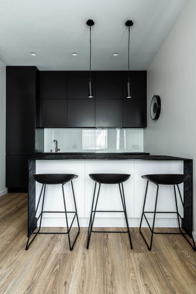 3_mazo_buto_interjeras_virtuves_dizainas_juoda_balta