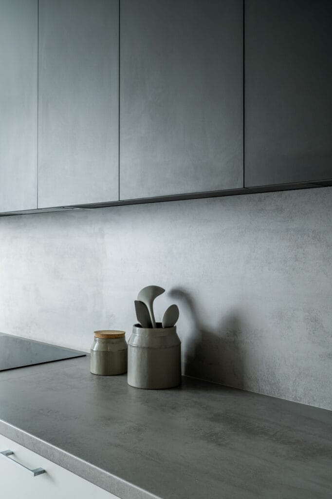 4_virtuves_interjero_detales_akcentai_pilkas_stalvirsis_grafitos_pakabinamos_spinteles