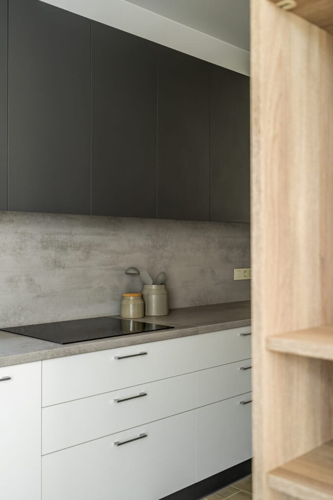 6_interjeras_virtuves_isdestymas_atviros_lentynos_virtuveje