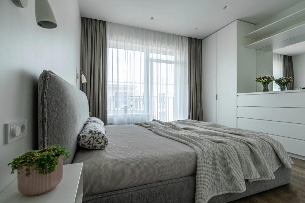 7_mazo_buto_interjeras_sviesus_miegamasis