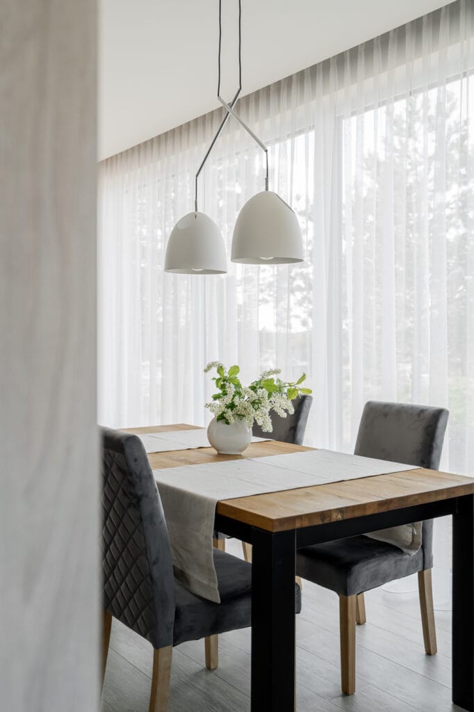 9_valgomojo_azuolo_masyvo_stalas_baltas_sviestuvas_sviesus_interjeras_utena_