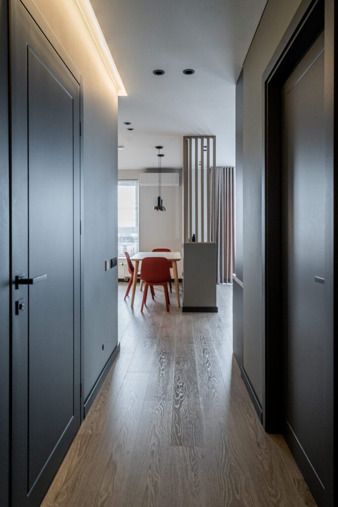 buto_interjeras_koridorius_apsvietimas_sienoje