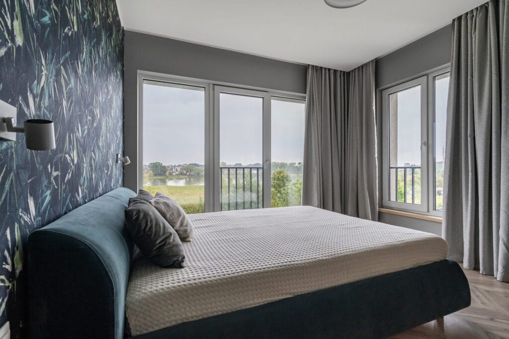 miegamojo_interjeras_zalia_melyna_spalva